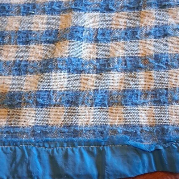 Vintage Blue and White Checkered Full Size Lightweight Blanket. - Picture 8 of 10
